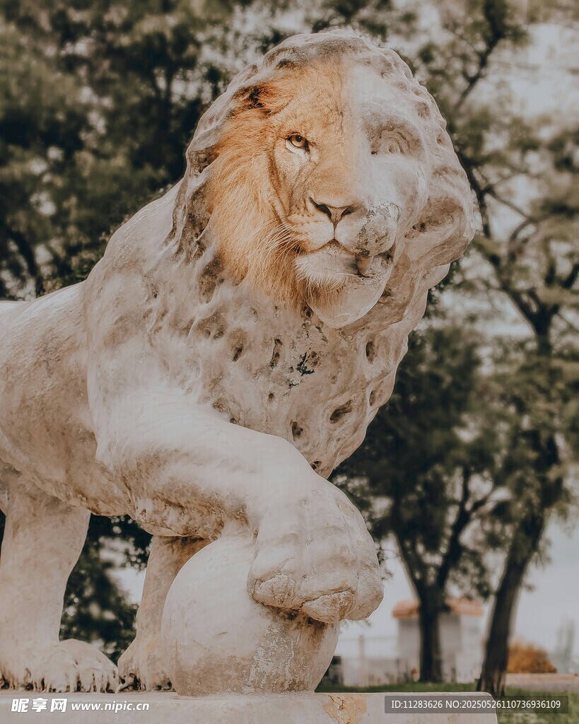 威严雄狮雕塑