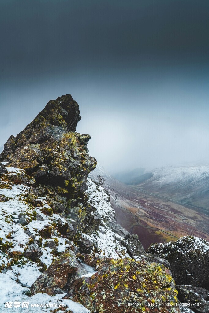 雪覆山巅的壮丽景致