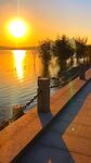 夕阳下的湖畔步道美景