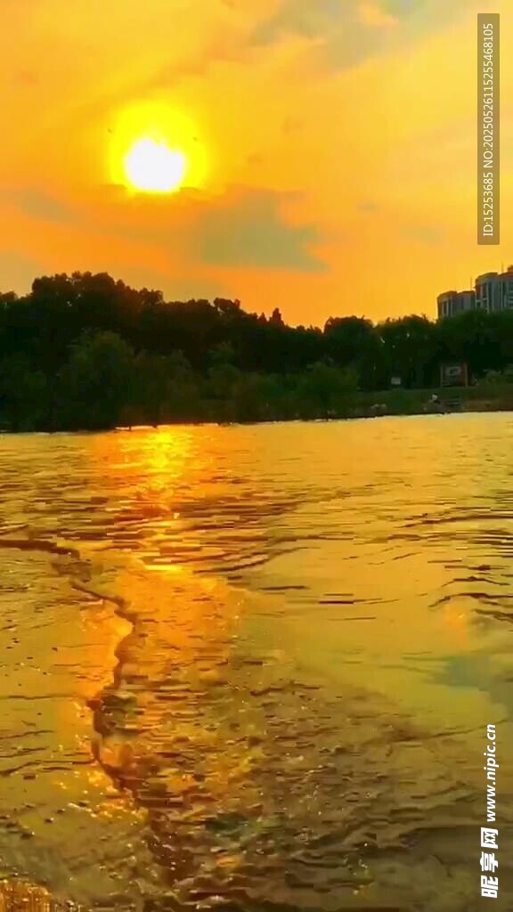夕阳下波光粼粼的水面