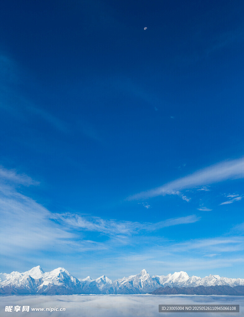 蓝天雪山美景
