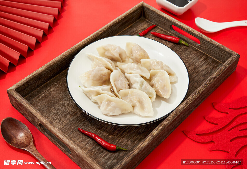 喜庆红背景上的美味饺子