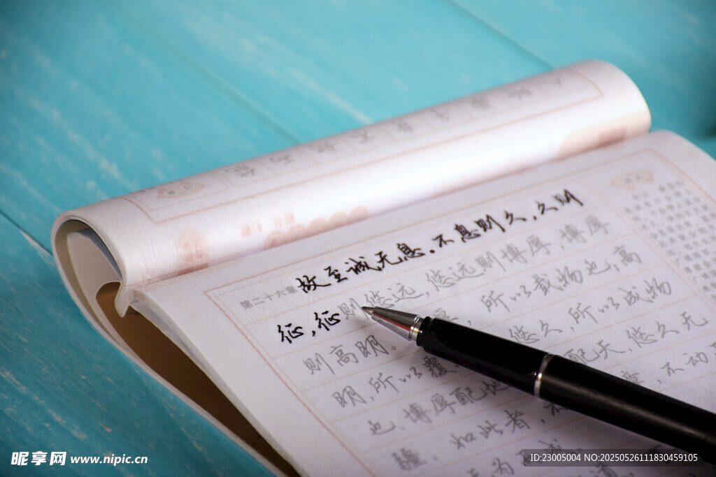 笔记本上的钢笔与字迹