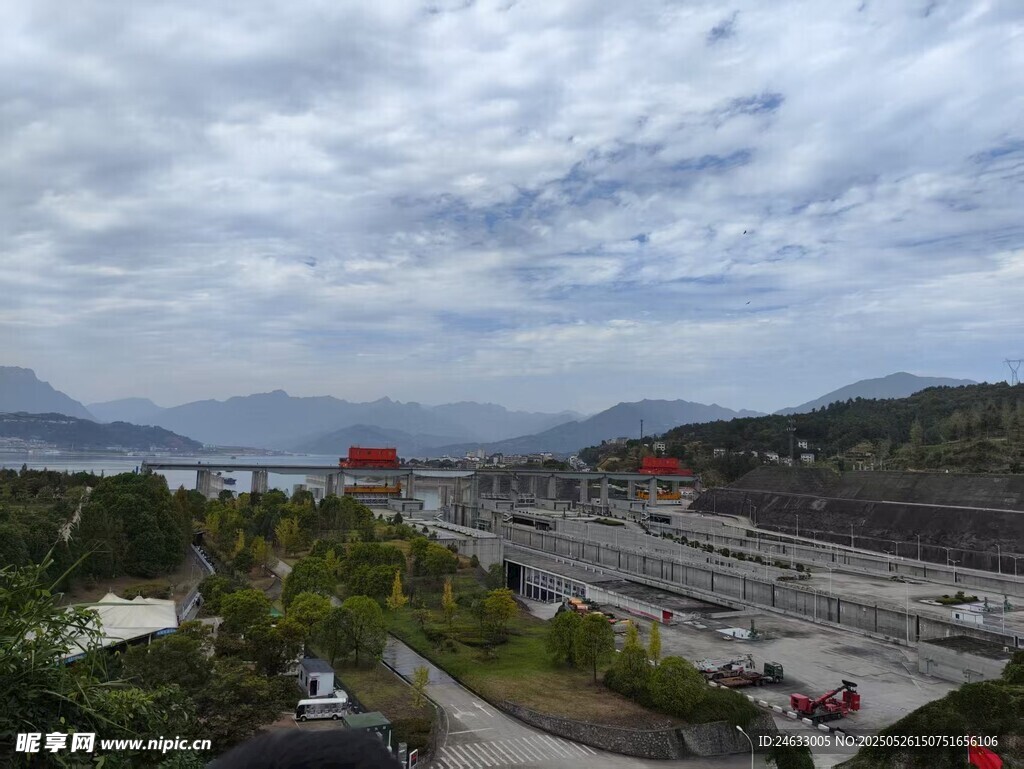 俯瞰三峡大坝船闸与远山景观