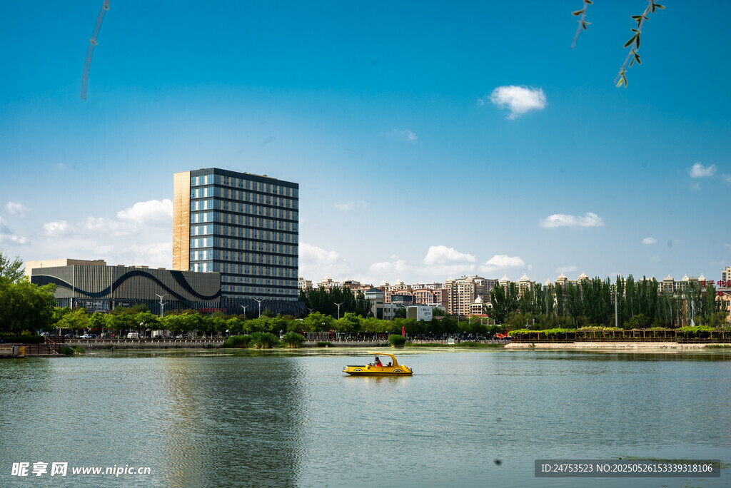 湖畔高楼美景