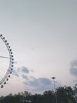 黄昏下的摩天轮美景