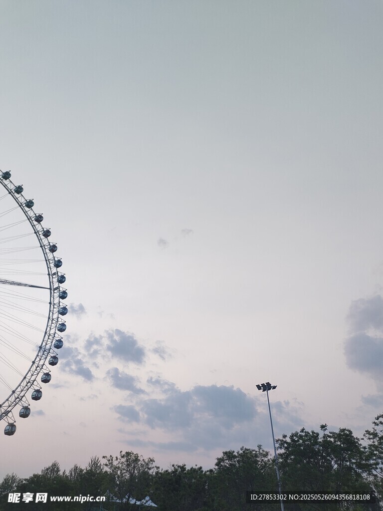 黄昏下的摩天轮美景