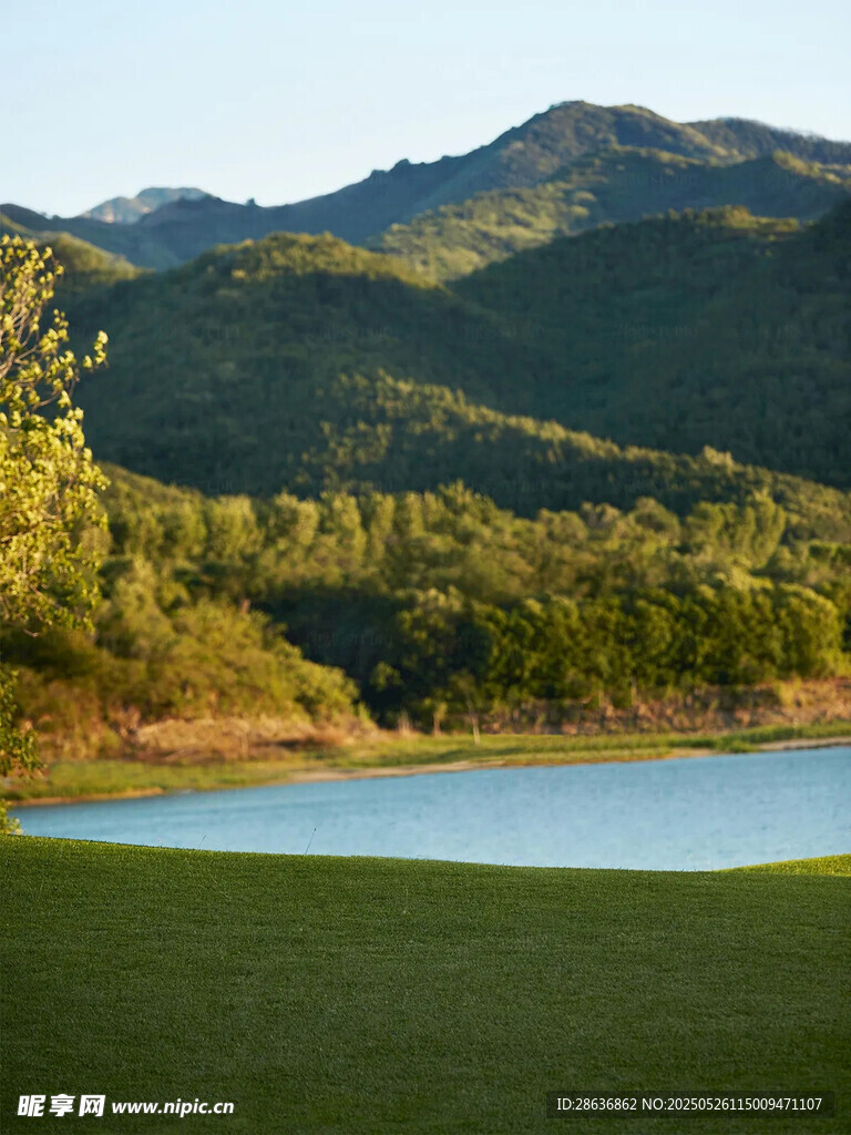 山间湖畔美景