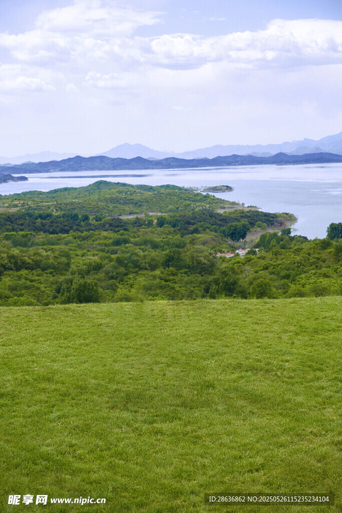 草原湖畔美景
