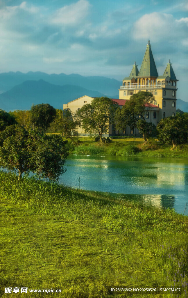 湖畔城堡美景