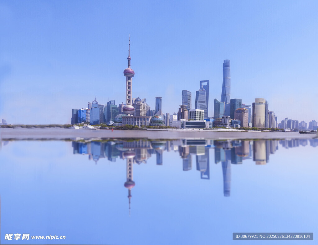 上海外滩城市天际线倒影