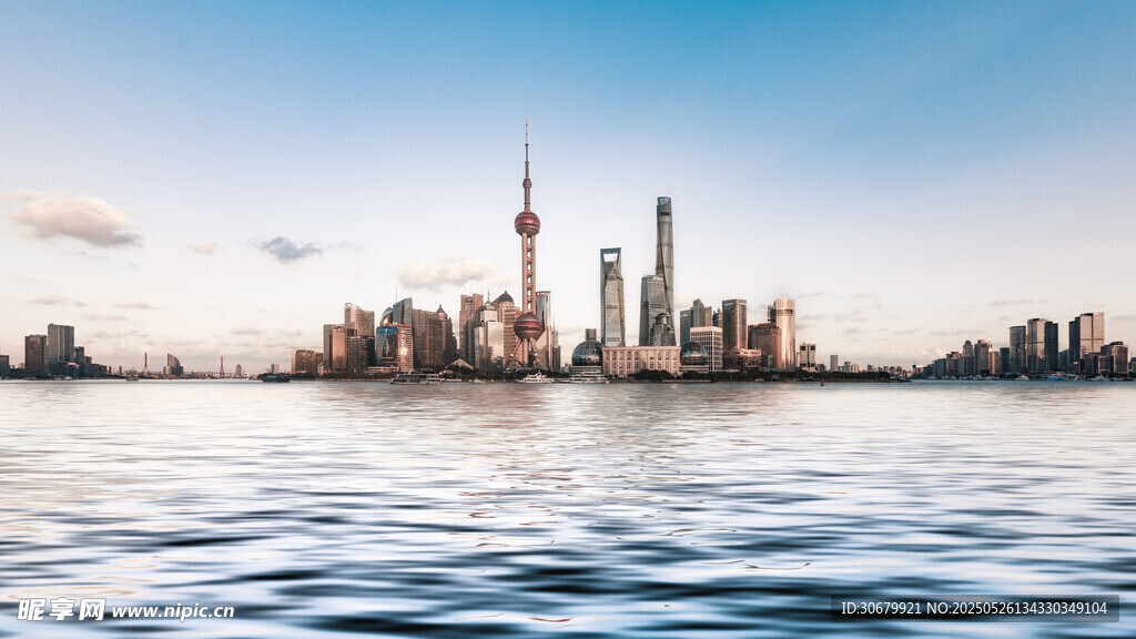 迪拜城市天际线与水域景观