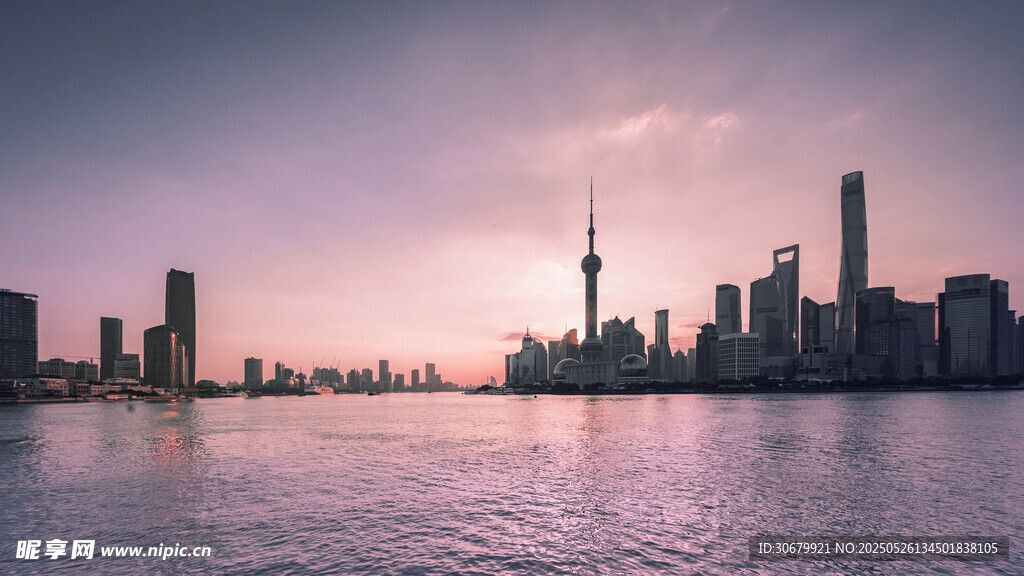 城市河畔日落天际线美景