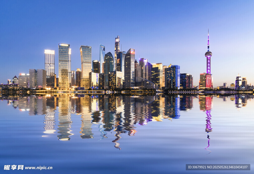 上海城市天际线美丽倒影