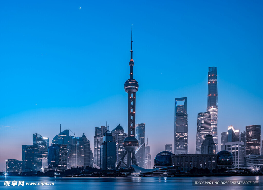 上海外滩璀璨城市天际线