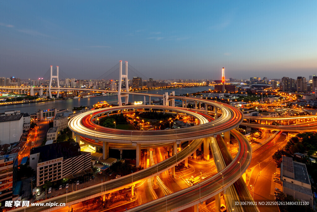 城市高架桥夜景璀璨
