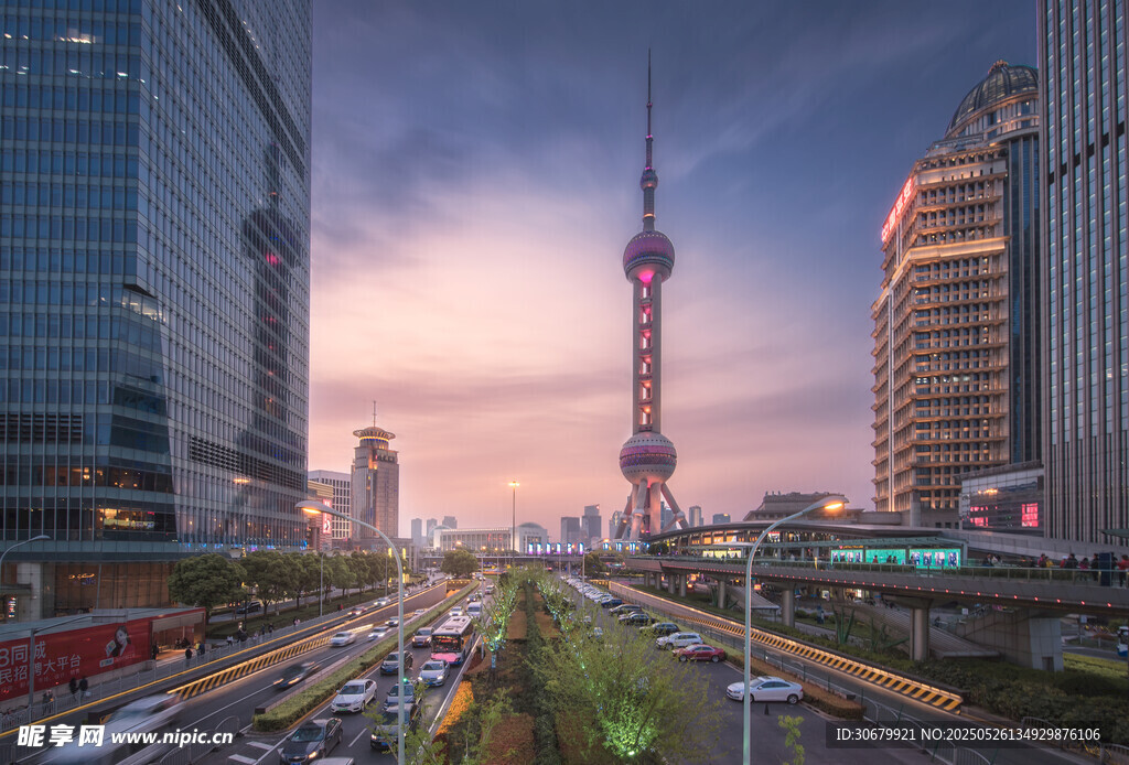 上海外滩繁华都市天际线