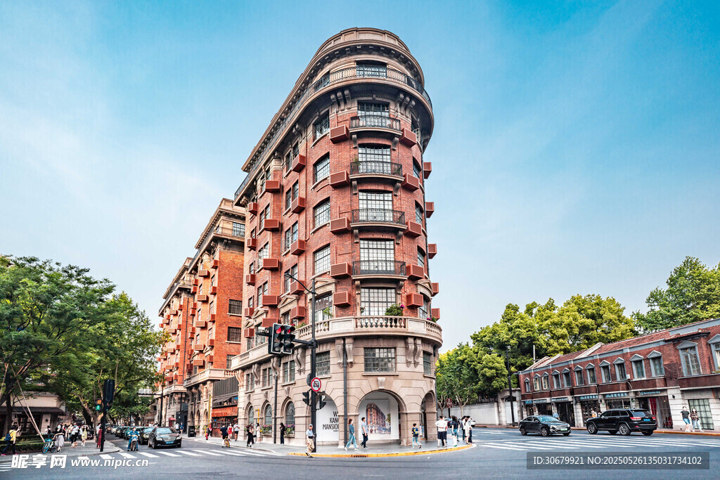 独特弧形建筑外观