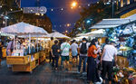 热闹的夜间集市摊位场景