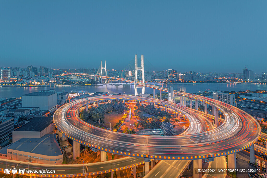城市高架桥夜景璀璨风光