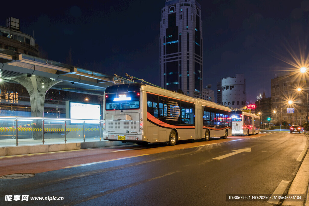 城市夜中行驶的公共汽车
