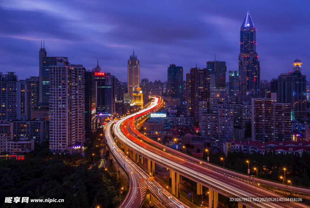 都市夜景中的璀璨车流