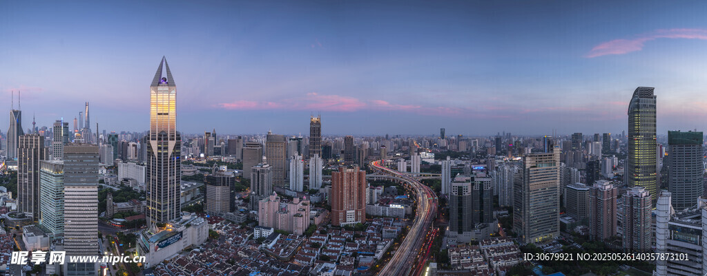 城市天际线黄昏美景