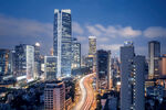 都市夜景中的繁华道路