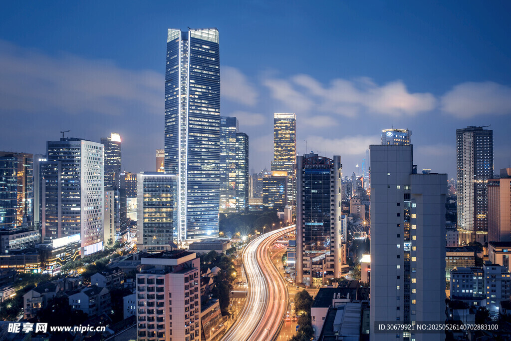 都市夜景中的繁华道路