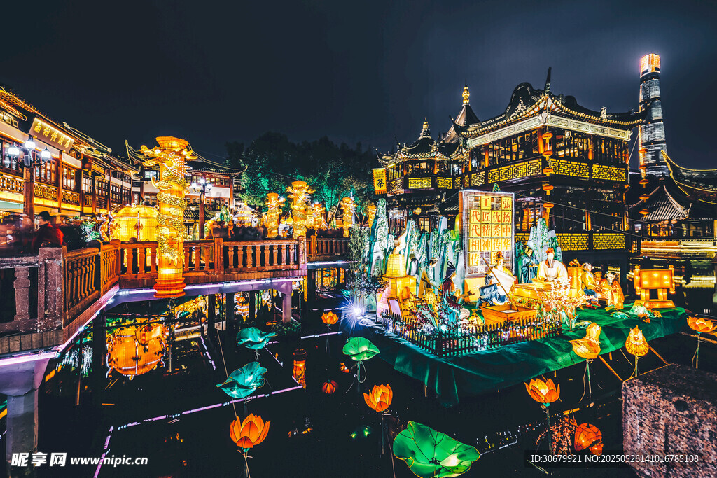 古街夜景璀璨灯火迷人