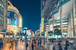 繁华都市夜景下的热闹街道