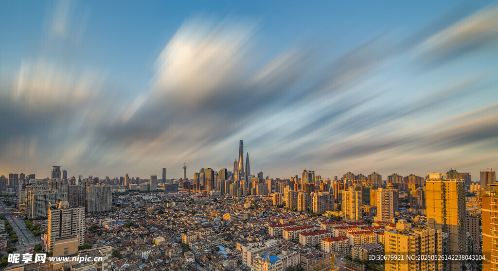 城市天际线的绚丽黄昏景色