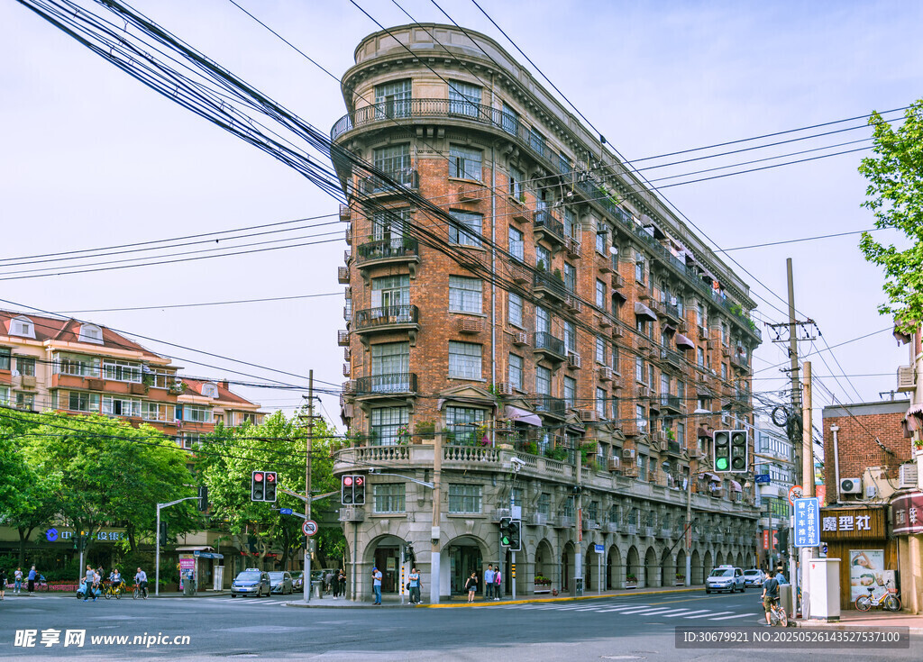 街角复古多层建筑景观
