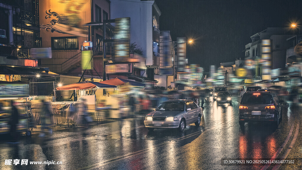 雨夜都市街道车流景象