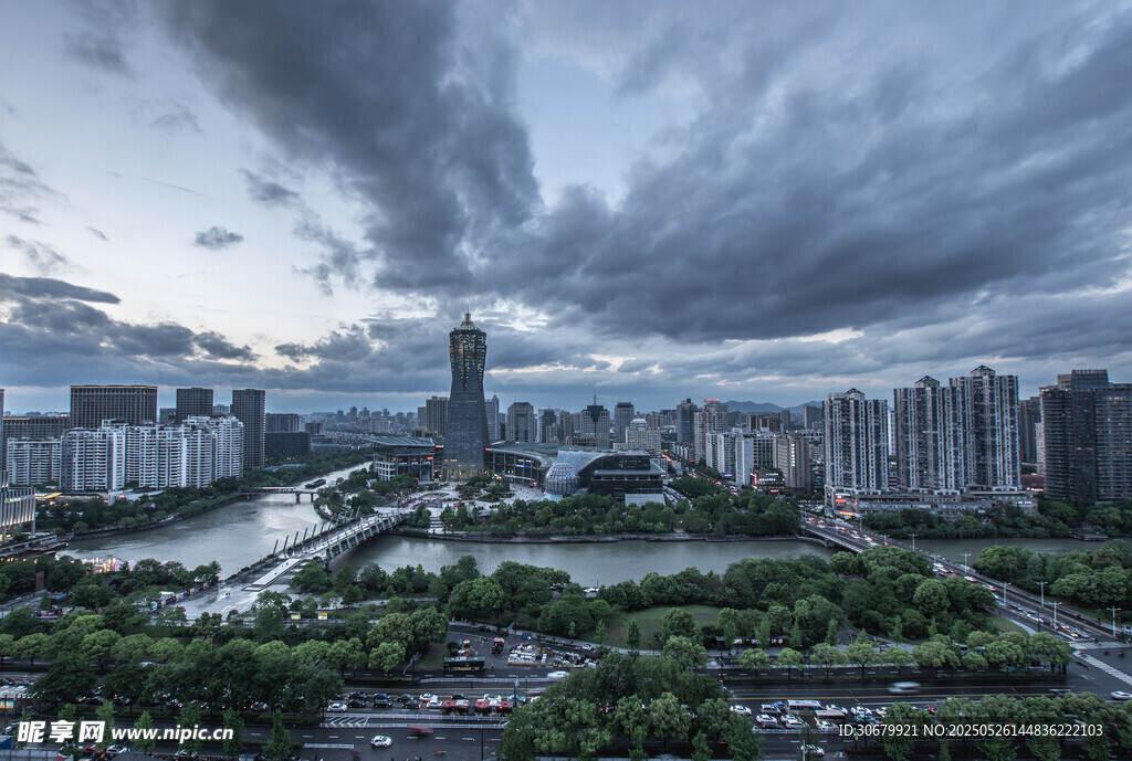 城市天际线与乌云下的景观