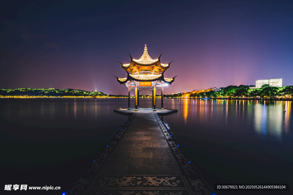 湖畔古亭夜景