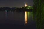 西湖夜景中的塔与湖水