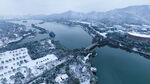 冬日河畔雪景俯瞰图