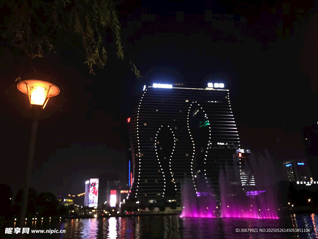 城市夜景喷泉与独特建筑