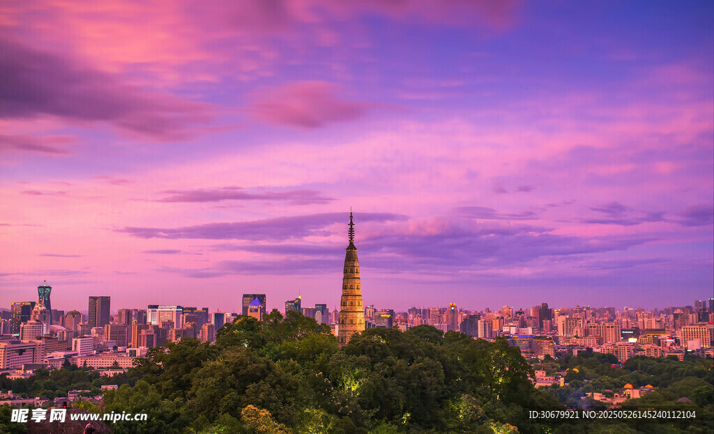 城市黄昏美景与高耸建筑