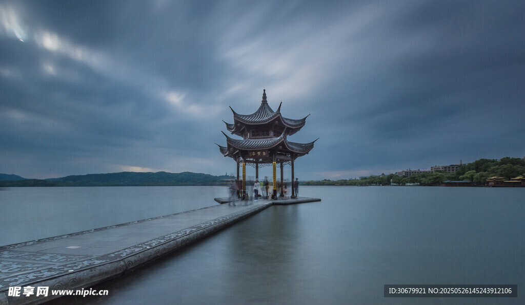 湖畔古亭 云雾中的静谧景致