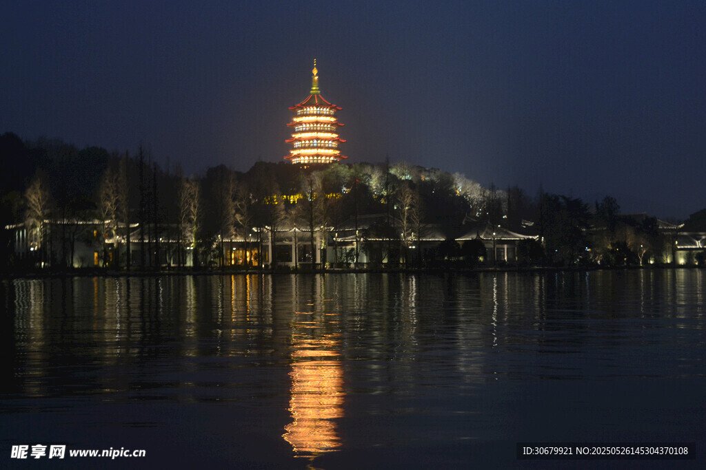 夜幕下的建筑与湖面倒影