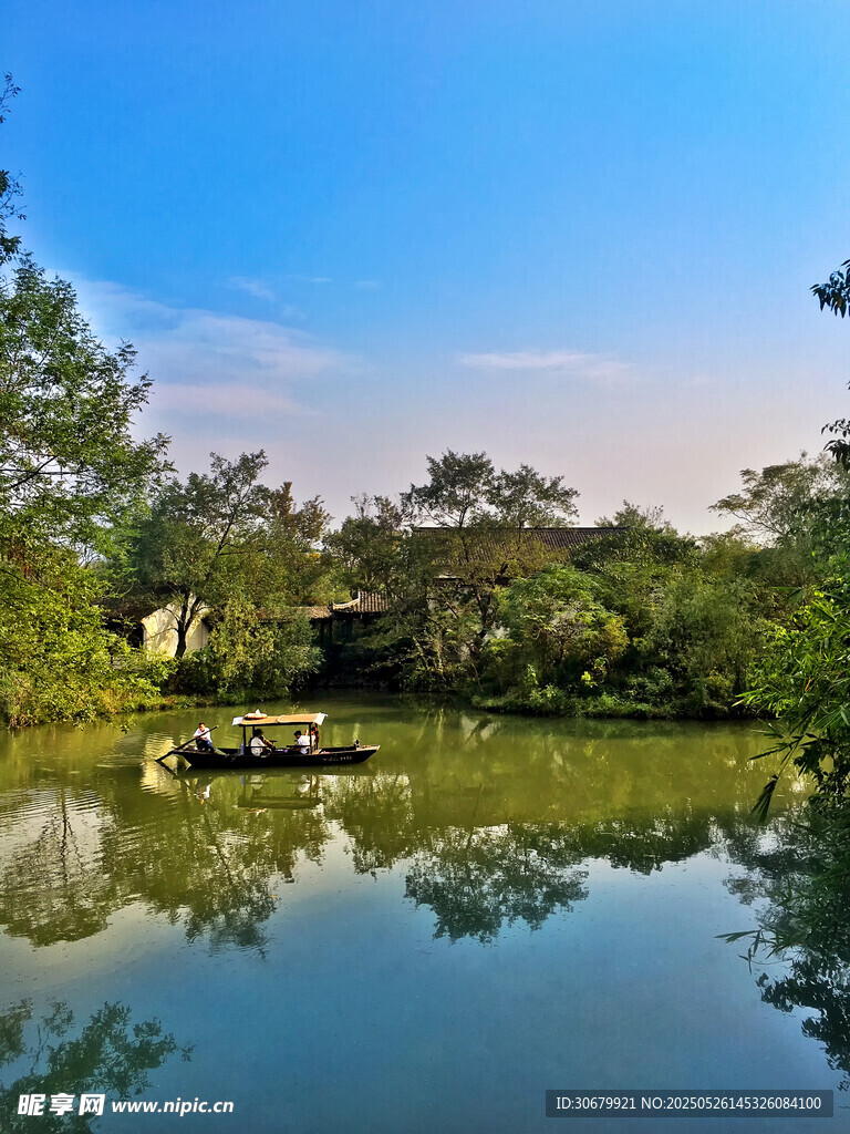 宁静湖畔风光