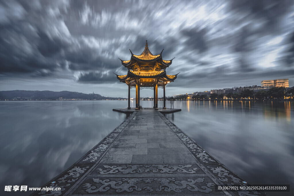 湖畔古亭 静谧水上景致