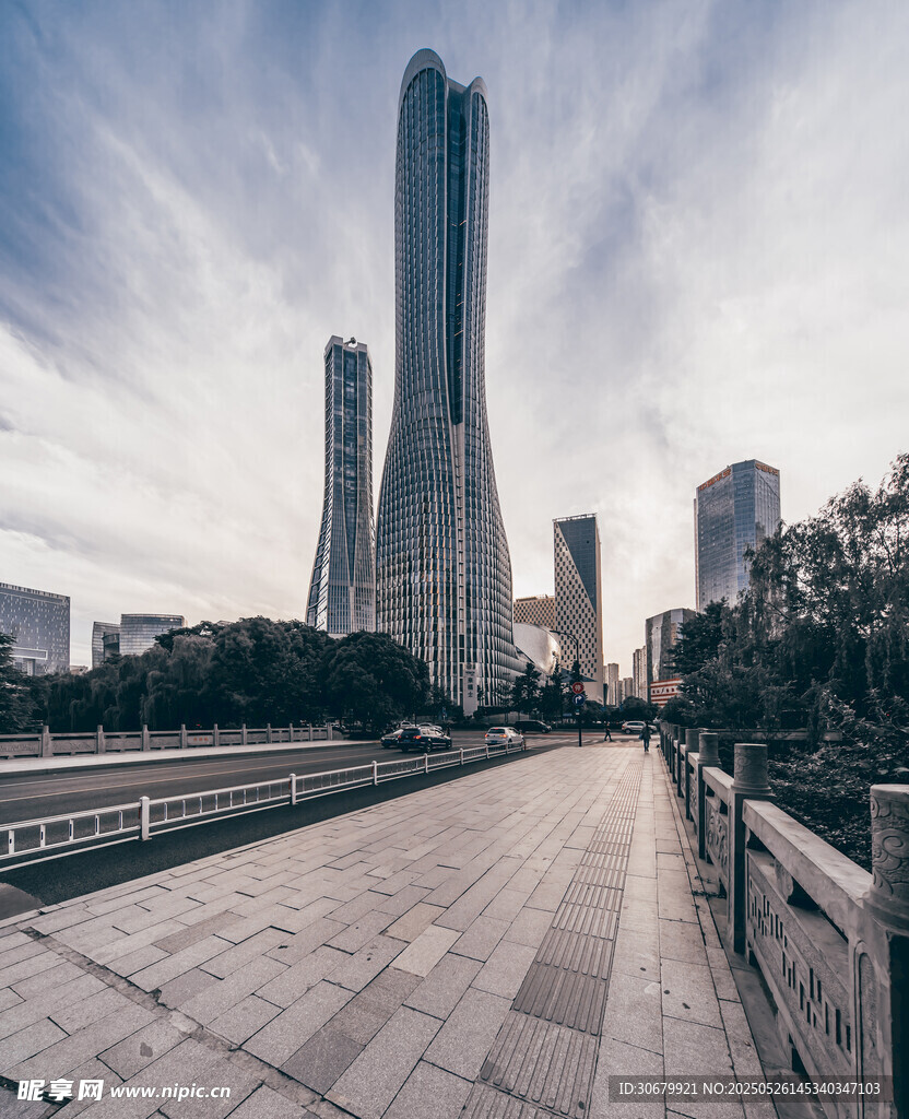 城市天际线旁的宽阔步道