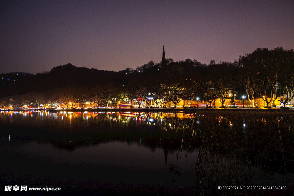 湖畔夜景灯光璀璨倒影美