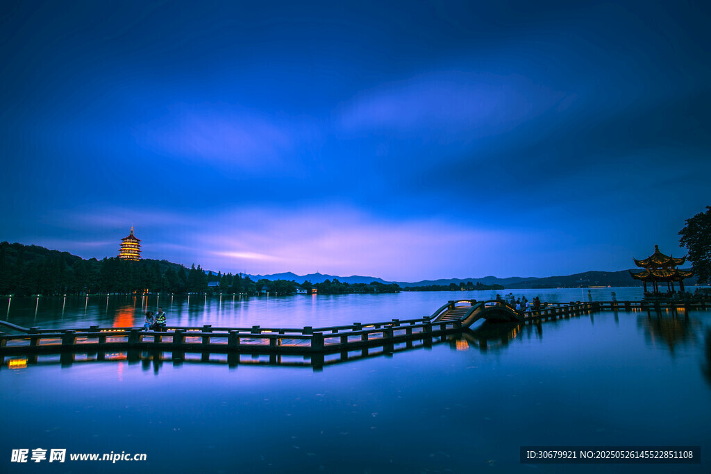 湖畔夜色栈桥美景