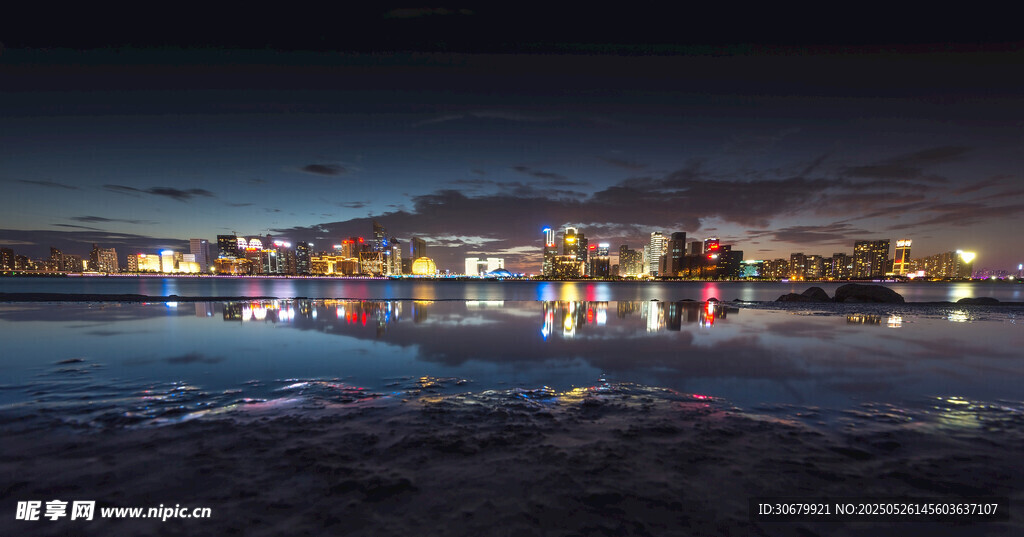 海滨夜景灯火璀璨