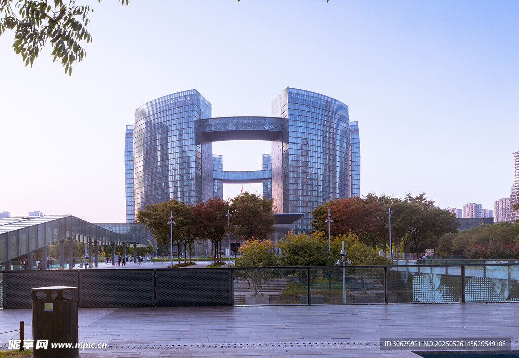 现代风格河畔建筑景观