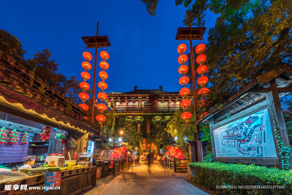 古街夜景灯笼下的热闹集市
